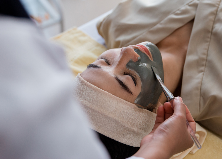 How does a Dermatoscope help identify the benefits of a Mud Mask?